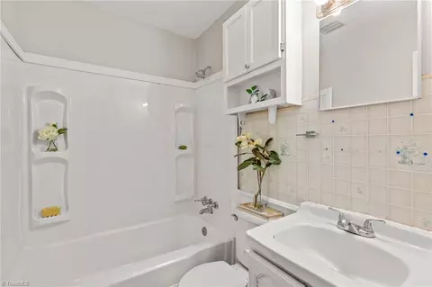 Bath - 806 Lexington Ave, High Point, NC 27262 photo 3 of 3