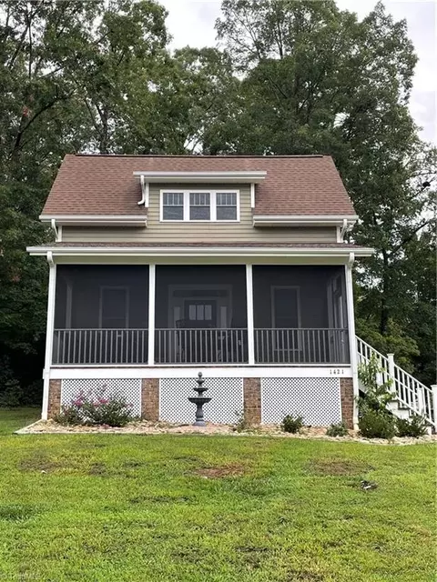 1421 Lakeshore Dr, New London, NC 28127