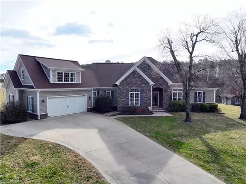 541 Community Building Rd, Pilot Mountain, NC 27041