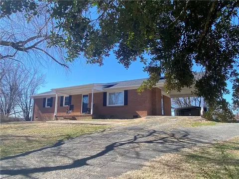547 Belvue Dr, Mount Airy, NC 27030