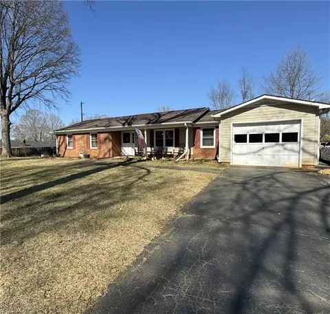 212 Vandala Ct S, King, NC 27021