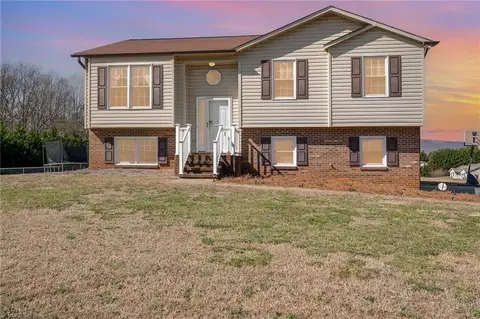 1015 Capella Ridge Rd, King, NC 27021