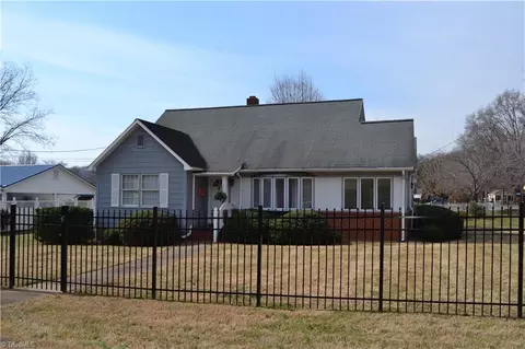 Exterior - 308 9th Ave N, Mayodan, NC 27027 photo 2 of 5