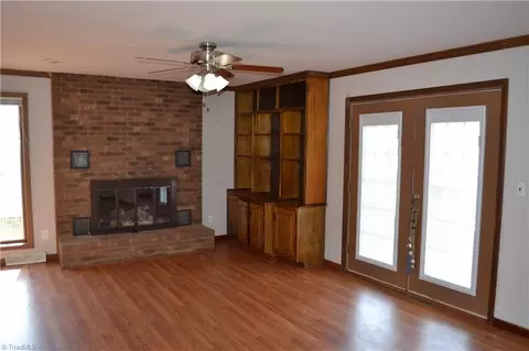 Living - 308 9th Ave N, Mayodan, NC 27027 photo 1 of 2