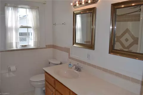 Bath - 308 9th Ave N, Mayodan, NC 27027 photo 2 of 3
