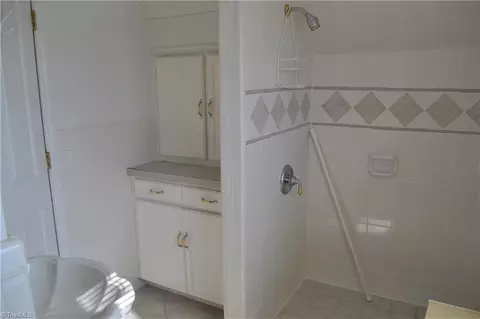 Bath - 308 9th Ave N, Mayodan, NC 27027 photo 3 of 3