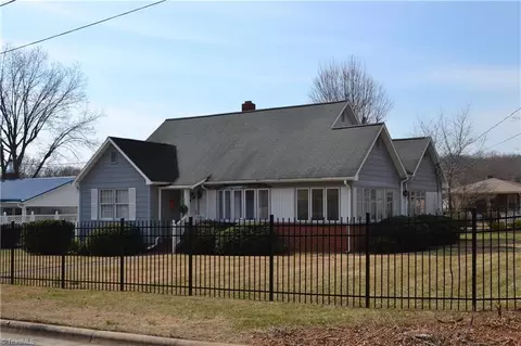 Exterior - 308 9th Ave N, Mayodan, NC 27027 photo 4 of 5