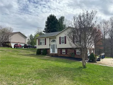 147 Bridgewater Rd S, Mount Airy, NC 27030
