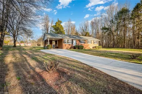 253 Myrtle Dr, Thomasville, NC 27360