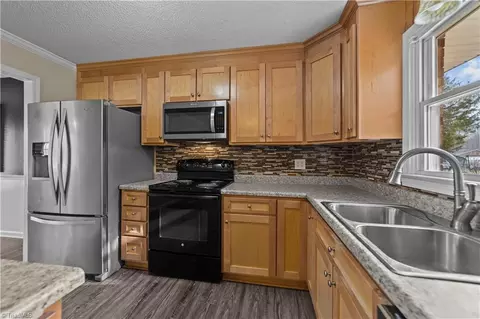 Kitchen - 2275 Crescent Rd, Salisbury, NC 28146 photo 8 of 10