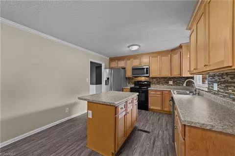 Kitchen - 2275 Crescent Rd, Salisbury, NC 28146 photo 4 of 10