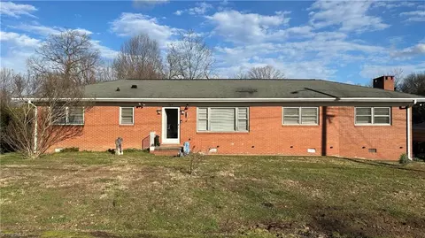 709 Dillon St, Thomasville, NC 27360