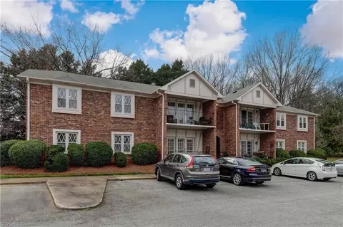 2 Fountain View Cir #D, Greensboro, NC 27405