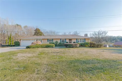 605 Cooksey Dr E, Thomasville, NC 27360