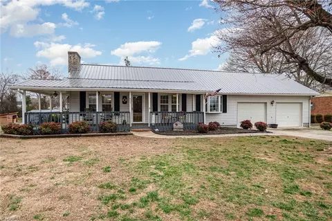637 Carolina Ave, Yadkinville, NC 27055
