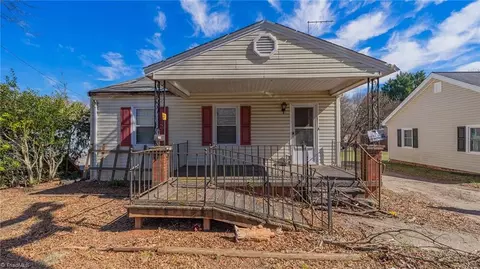 1207 Barnes St, Reidsville, NC 27320