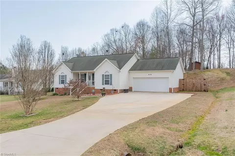 3556 Courtland Cir, Thomasville, NC 27360