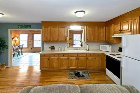 Kitchen - 116 Bulltown Dr, Purlear, NC 28665 photo 3 of 5