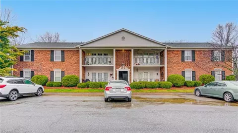 6 Fountain Manor Dr, Greensboro, NC 27405