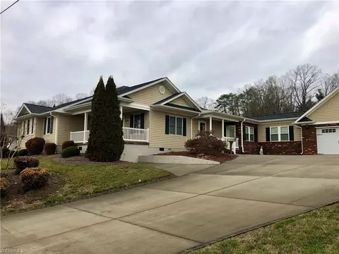 1498 Pine St W, Mount Airy, NC 27030