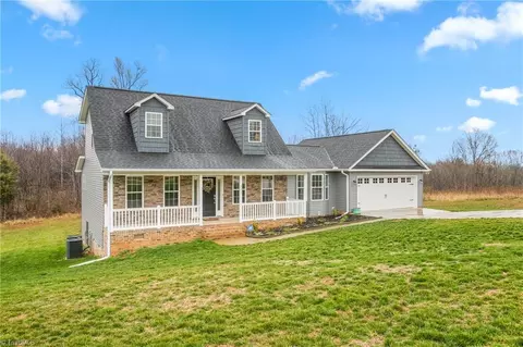 324 English Oaks Ln, Thomasville, NC 27360