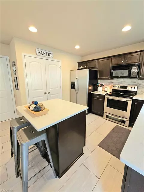 Kitchen - 1663 Crestlawn Trl, Pfafftown, NC 27040 photo 6 of 8