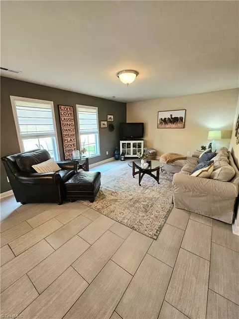 Living - 1663 Crestlawn Trl, Pfafftown, NC 27040 photo 3 of 8