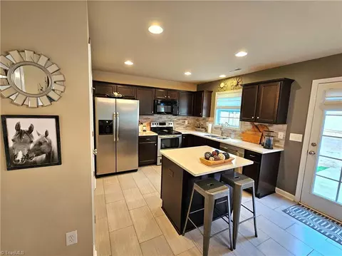 Kitchen - 1663 Crestlawn Trl, Pfafftown, NC 27040 photo 8 of 8