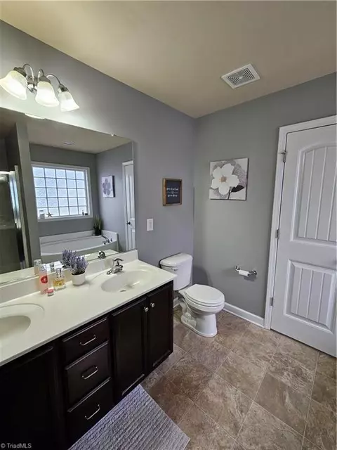 Bath - 1663 Crestlawn Trl, Pfafftown, NC 27040 photo 3 of 3