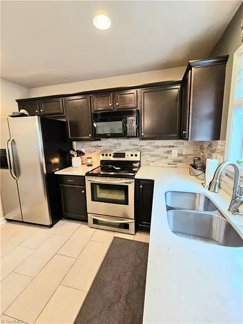 Kitchen - 1663 Crestlawn Trl, Pfafftown, NC 27040 photo 2 of 8