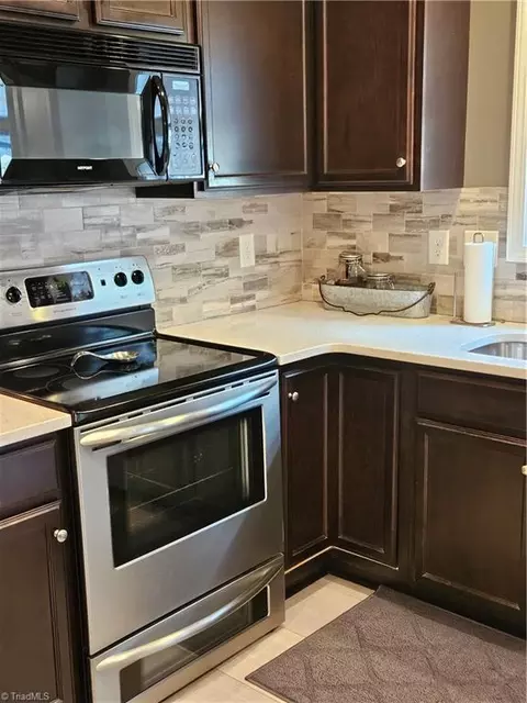Kitchen - 1663 Crestlawn Trl, Pfafftown, NC 27040 photo 3 of 8