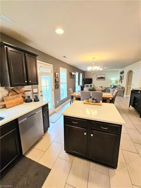 Kitchen - 1663 Crestlawn Trl, Pfafftown, NC 27040 photo 4 of 8