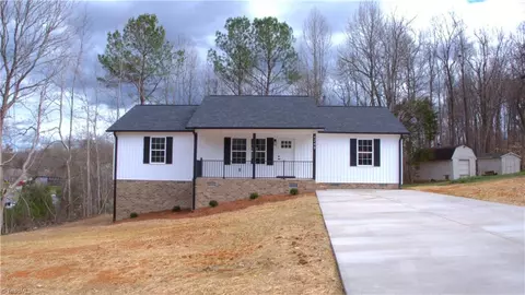 4248 Forest Manor Dr, Trinity, NC 27370
