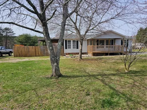 2120 Willow Creek Ct, Pinnacle, NC 27043