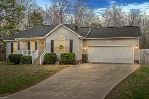 12 Hamilton Ct, Thomasville, NC 27360