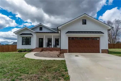 1038 Billy Reynolds Rd, Yadkinville, NC 27055