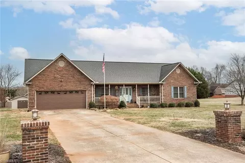 230 Meadow Oaks Dr, Statesville, NC 28625