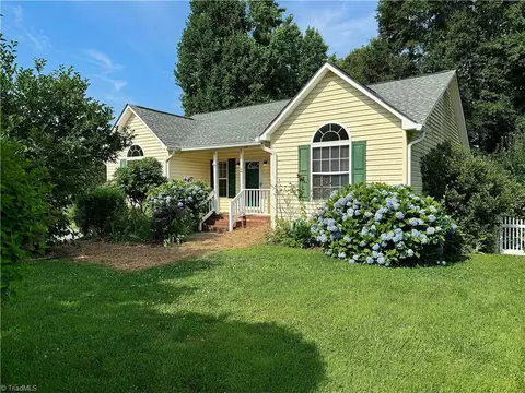 1 Cedar Branch Dr, Thomasville, NC 27360