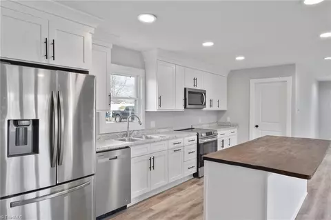 Kitchen - 4065 Rollingwood Dr, Trinity, NC 27370 photo 4 of 6