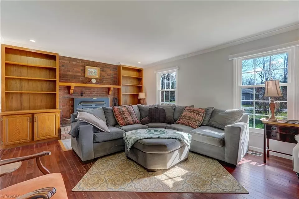 Living - 707 Woodsway Ct, Reidsville, NC 27320 photo 2 of 2
