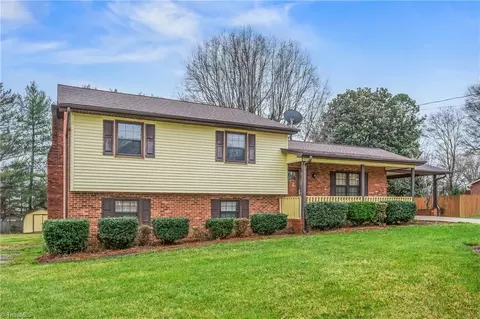 6784 Forest Oak Dr, Clemmons, NC 27012