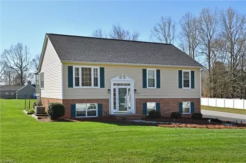 6365 River Crest Dr, Clemmons, NC 27012