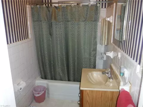 Bath - 515 Biesecker Rd, Lexington, NC 27292 photo 1 of 3