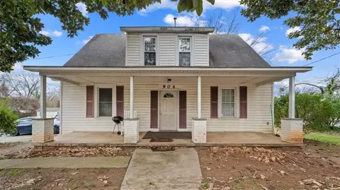 904 Merritt Dr, Greensboro, NC 27407