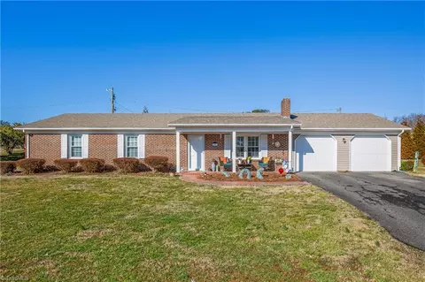 306 Devon Dr E, Mount Airy, NC 27030