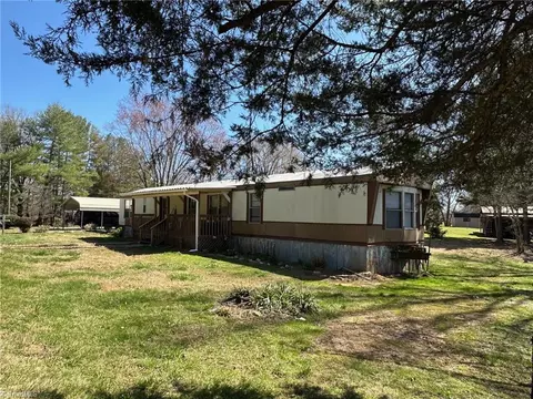 125 Center Ln, Thurmond, NC 28683