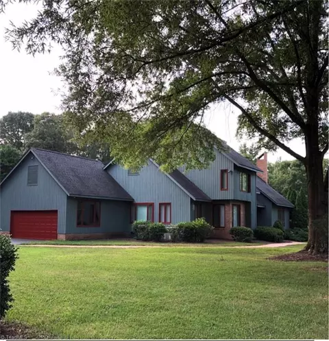 8200 Crows Nest Ln, Greensboro, NC 27455
