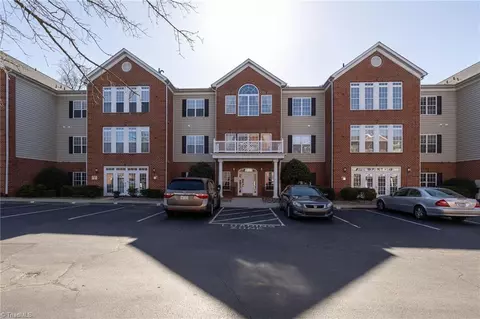 524 College Rd #202, Greensboro, NC 27410