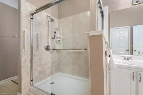Bath - 2936 Eagle Pointe Dr, High Point, NC 27265 photo 2 of 2