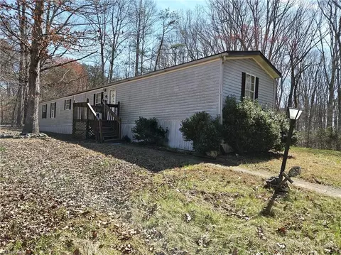 1095 Oak View Dr, King, NC 27021